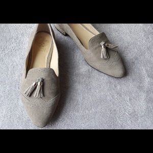 NWOB Vince Camuto Grey Beige leather pointed flats